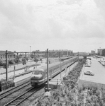 155018 Afbeelding van een electrisch treinstel mat. 1964 (plan T) van de N.S. langs het perron van het N.S.-station ...